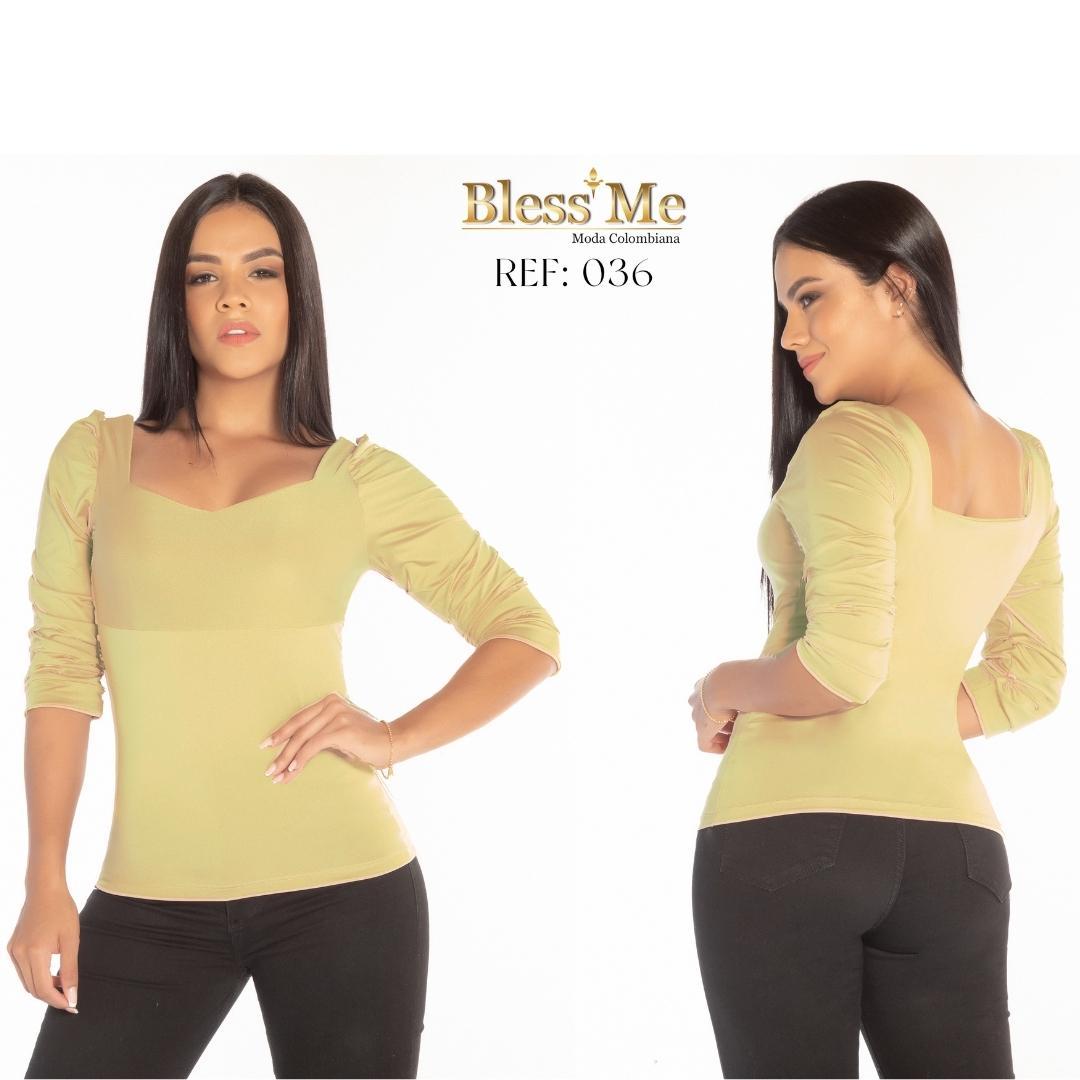 Blusa con mangas medio brazo y escote